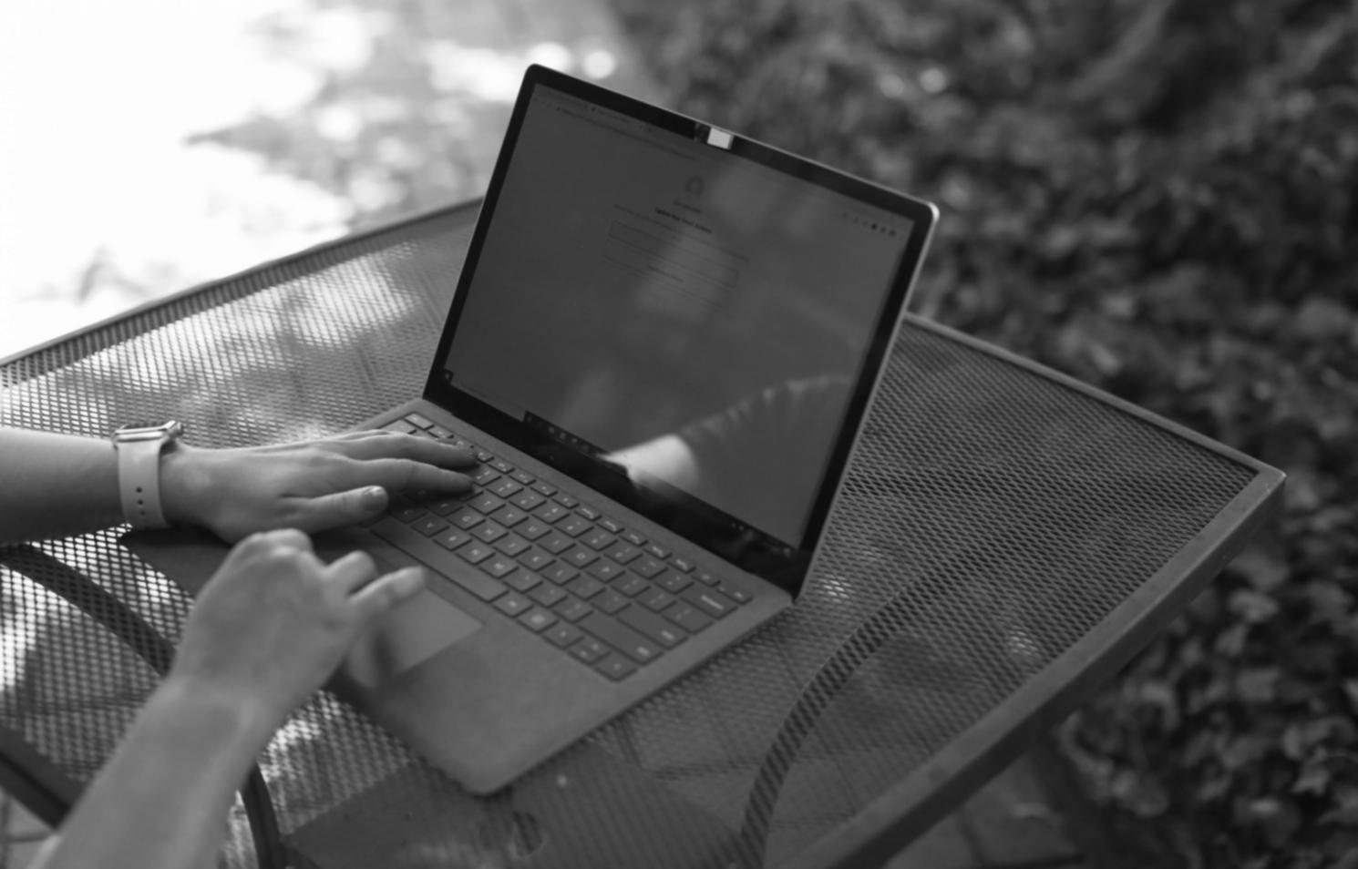 Deelnemers werken aan een deep learning model tijdens een seminar